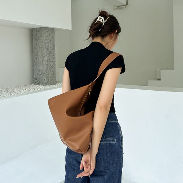 ba3d8ca3-25e0-4e7d-a4ca-3bd307f50d1a Large capacity shoulder tote bag